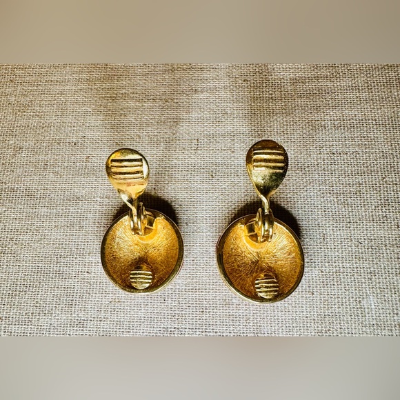 Vintage Monet Red Acrylic Ball Bead Necklace Gold Tone and Dome Clip Earrings - Picture 11 of 11